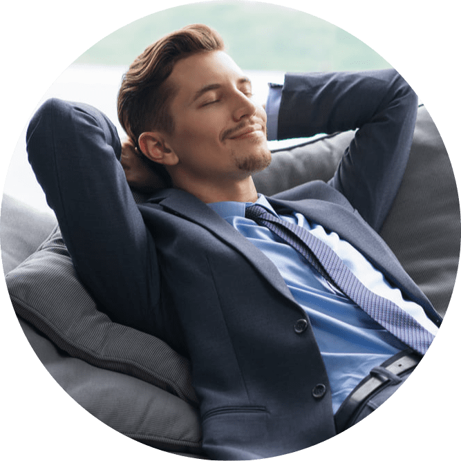 Photographie d'un jeune actif détendu sur un canapé extérieur